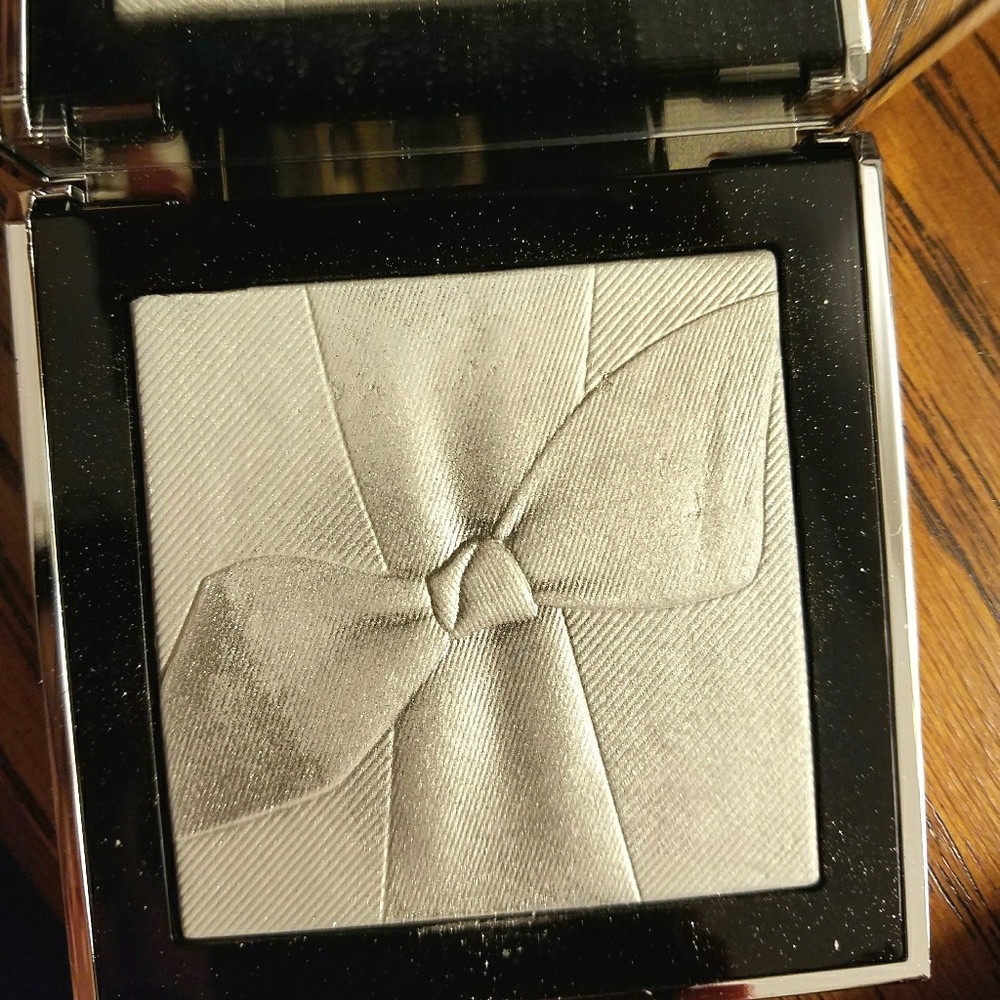 Burberry LE Holiday 2017 Silver Shimmer Highlight